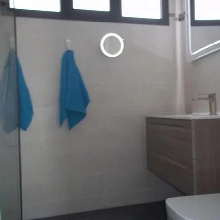 Sleeps 4 Wifi * Famara